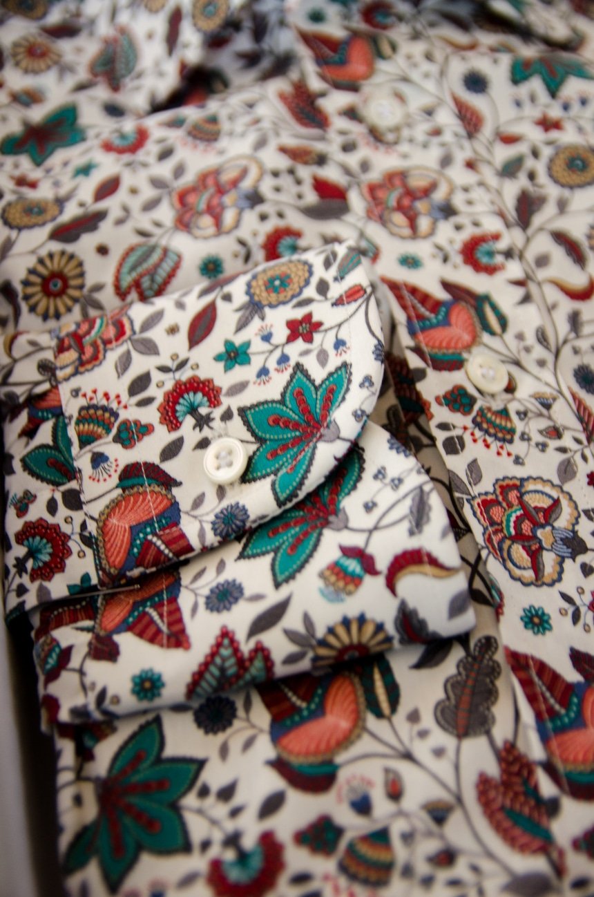 Apposta 100% Pure Cotton Poplin Floral Close Up Of Cuff And Button Hole Product Shot