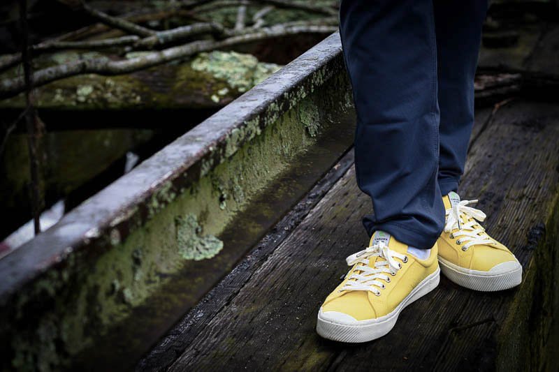 Cariuma Sneakers OCA Low against wood