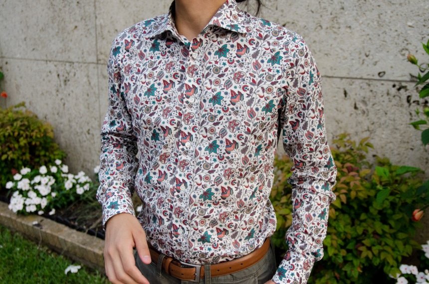 Close Up Of Model Wearing Apposta 100% Pure Cotton Poplin Floral - Chest