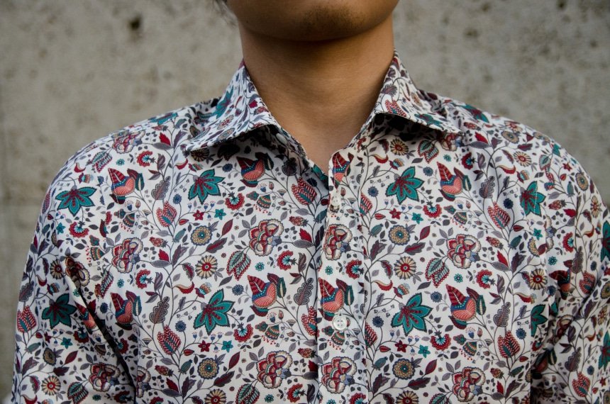 Close Up Of Model Wearing Apposta 100% Pure Cotton Poplin Floral - Collar